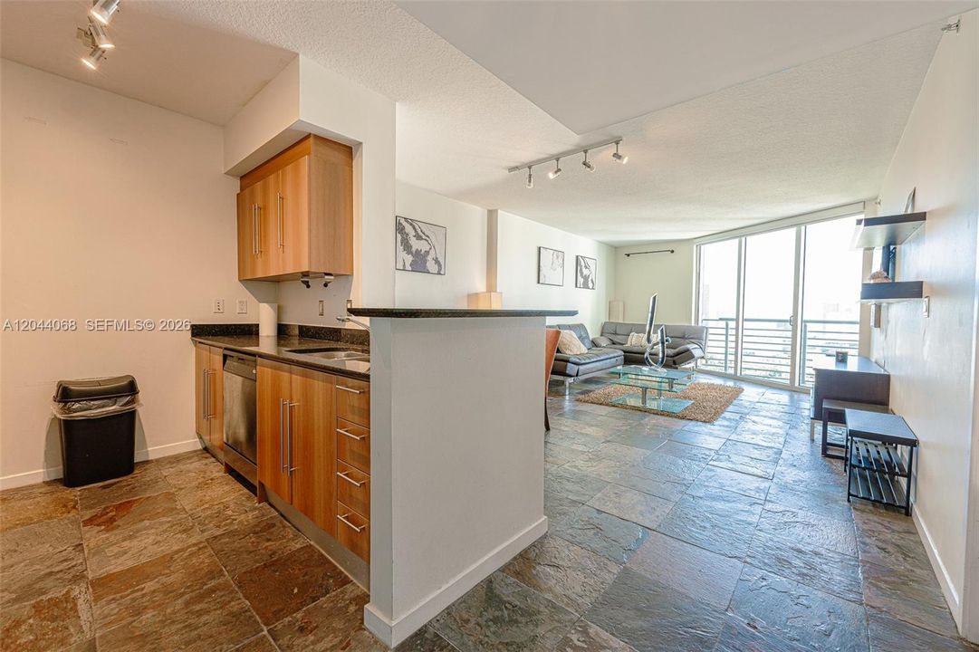 For Rent: $3,000 (1 beds, 1 baths, 846 Square Feet)