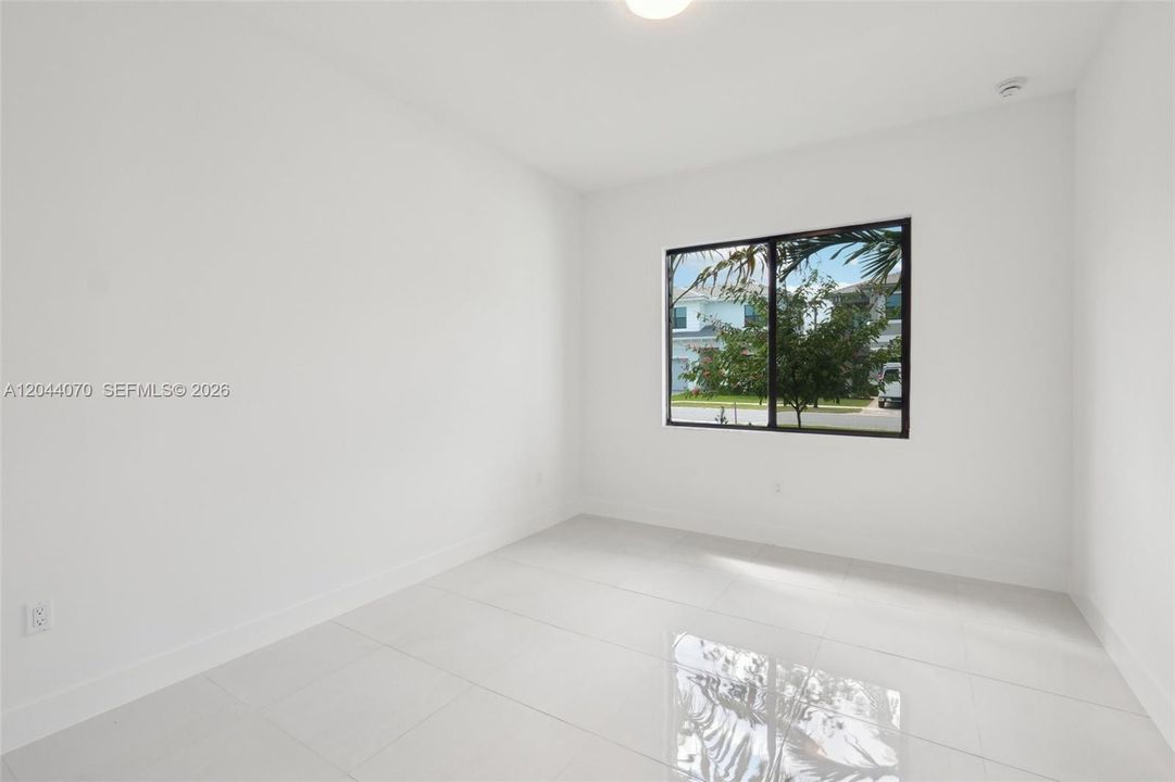 Active With Contract: $7,750 (5 beds, 5 baths, 3987 Square Feet)