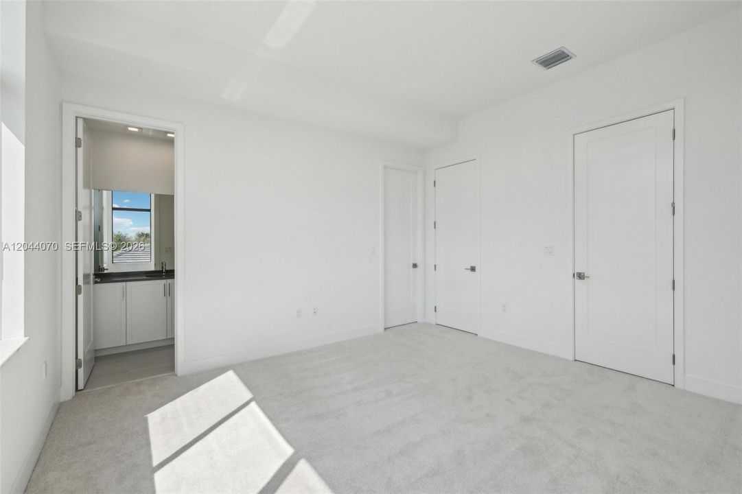 Active With Contract: $7,750 (5 beds, 5 baths, 3987 Square Feet)