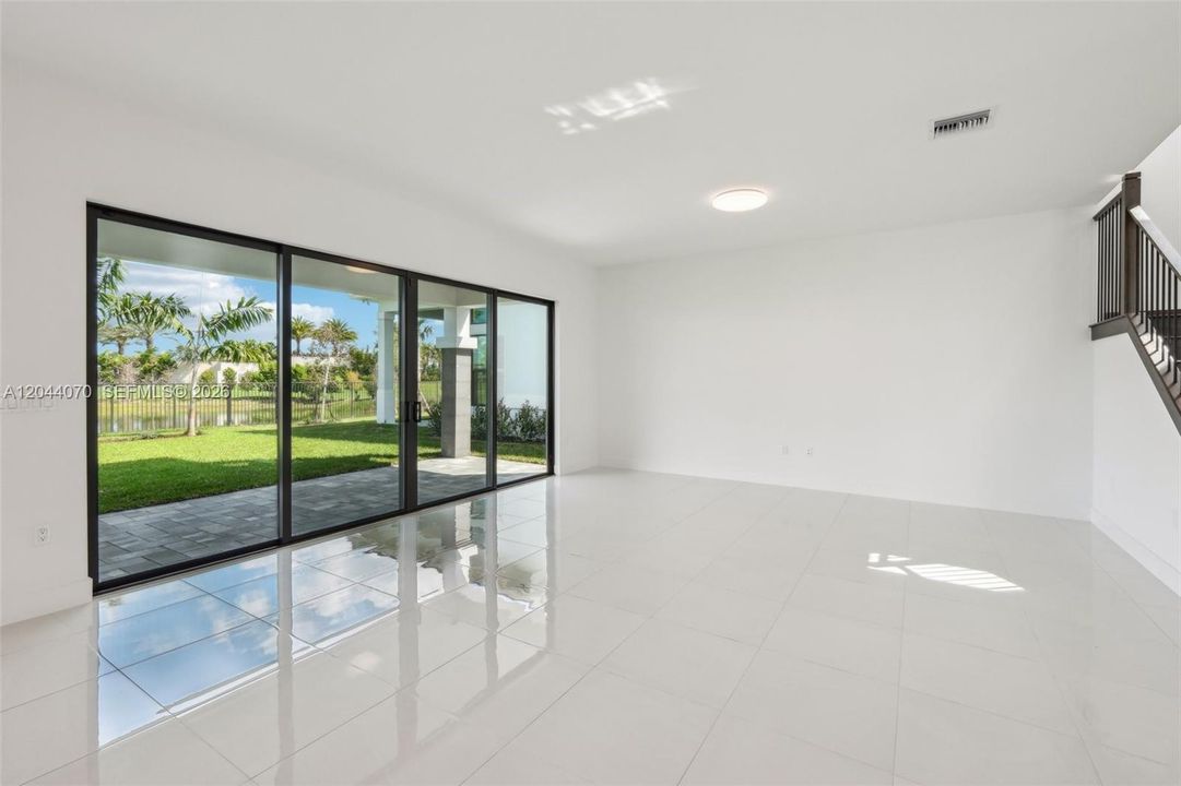 Active With Contract: $7,750 (5 beds, 5 baths, 3987 Square Feet)