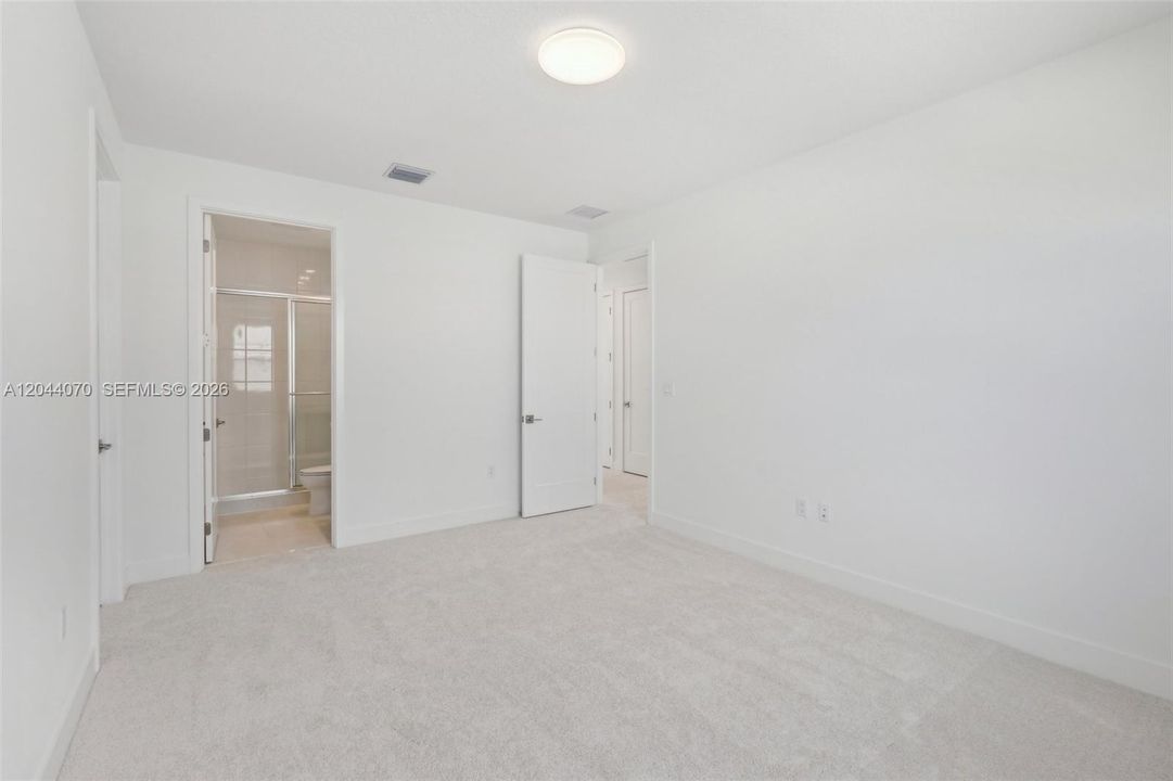 Active With Contract: $7,750 (5 beds, 5 baths, 3987 Square Feet)