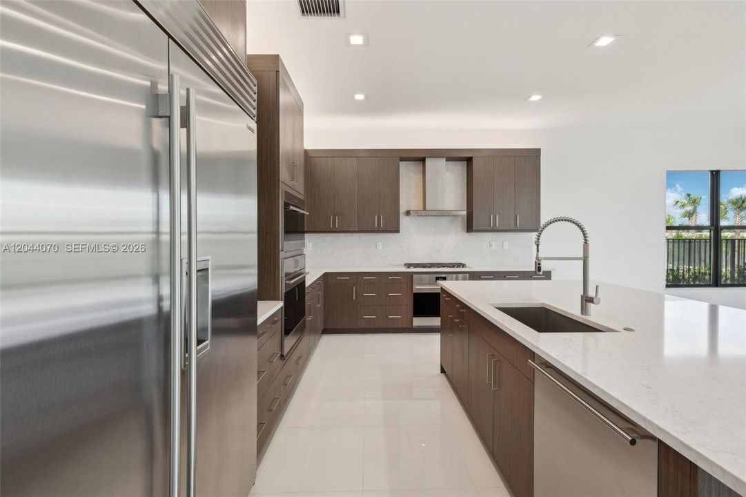 Active With Contract: $7,750 (5 beds, 5 baths, 3987 Square Feet)