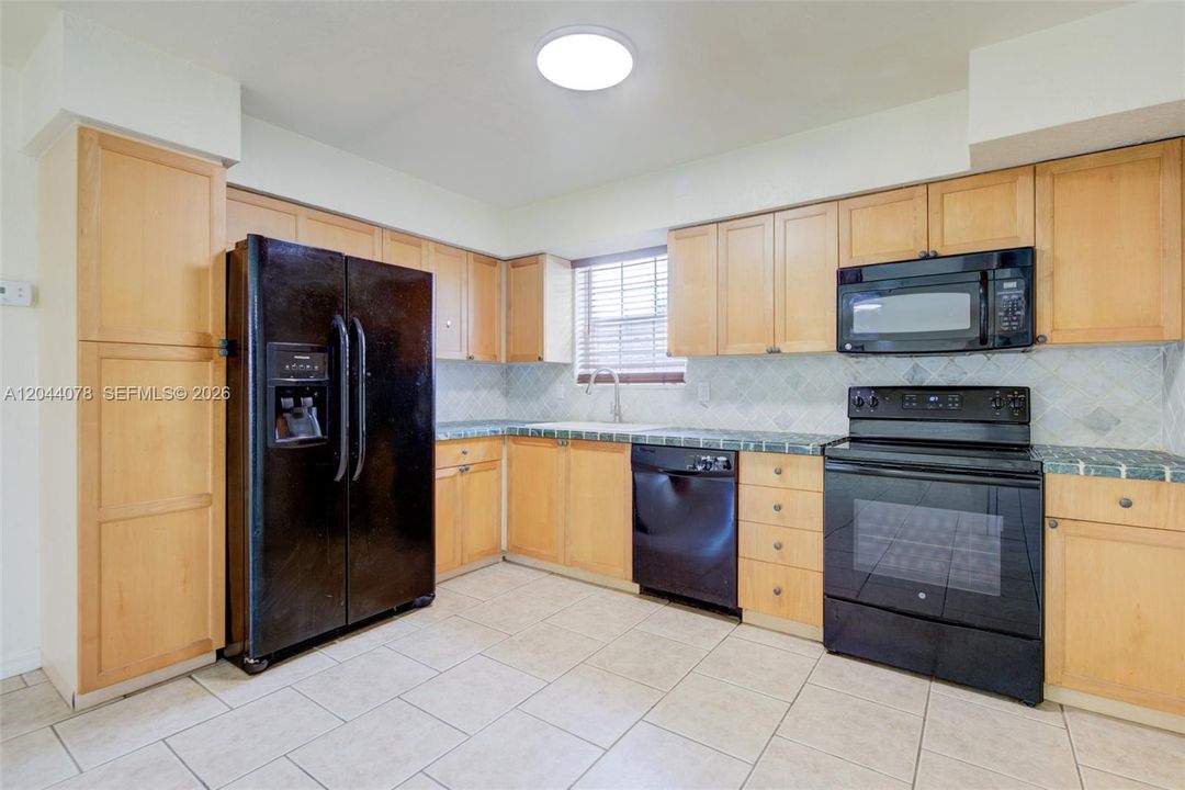 В аренду: $3,300 (3 спален, 2 ванн, 1428 Квадратных фут)