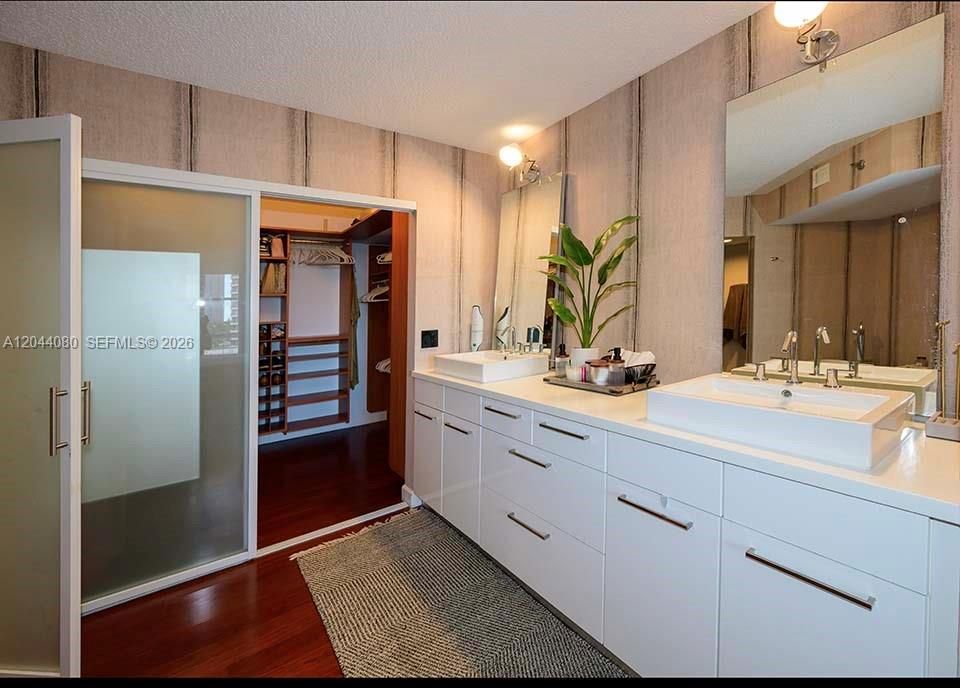 Spacious bathrom with