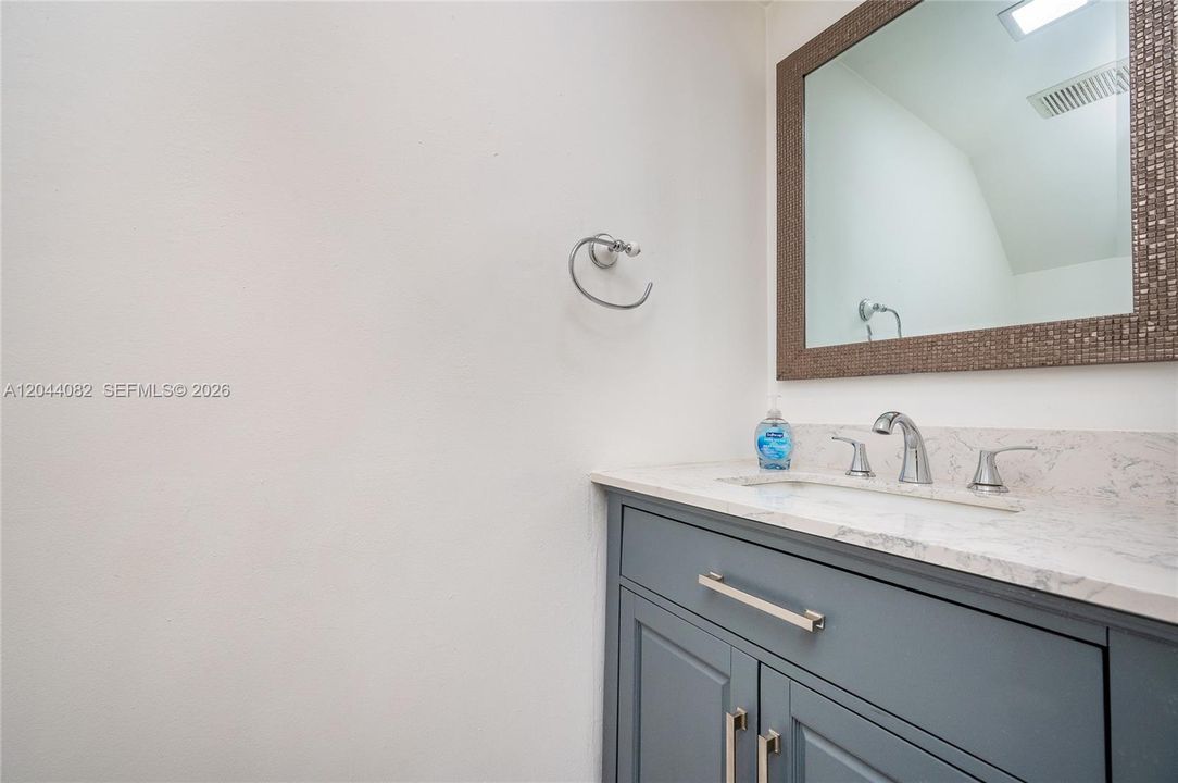 Под контрактом: $319,000 (2 спален, 1 ванн, 914 Квадратных фут)