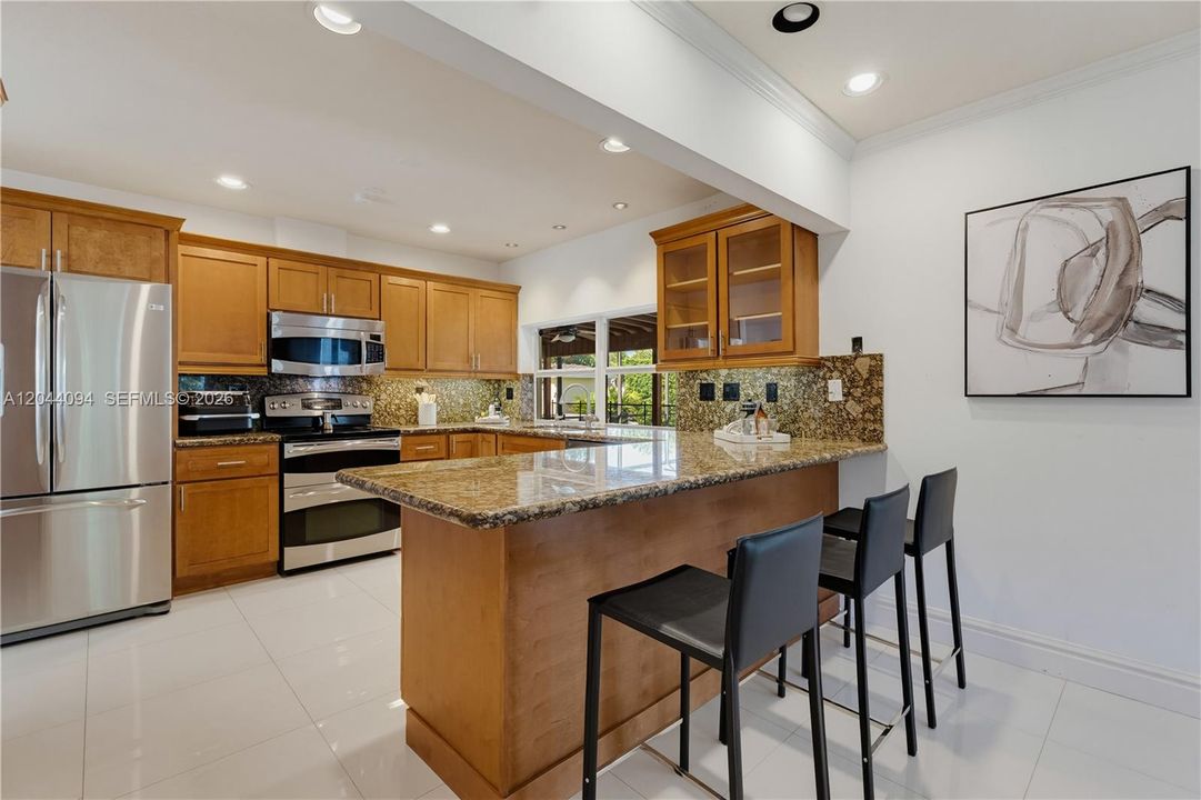 На продажу: $895,000 (3 спален, 2 ванн, 1705 Квадратных фут)