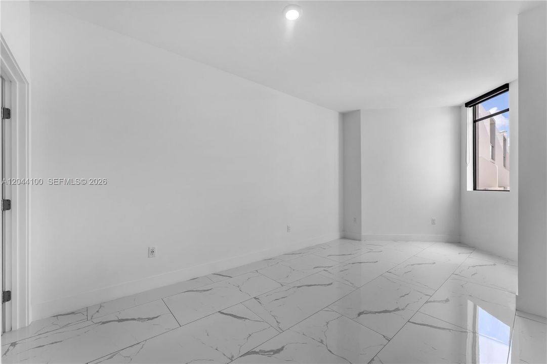 В аренду: $3,400 (3 спален, 3 ванн, 1128 Квадратных фут)
