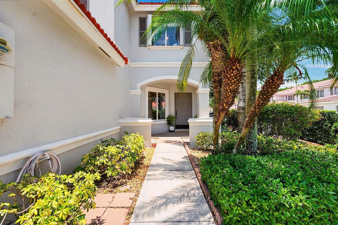 05 Front door walkup