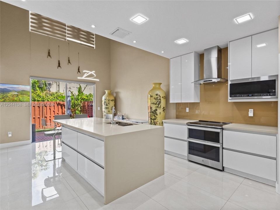 For Sale: $819,000 (3 beds, 3 baths, 2312 Square Feet)