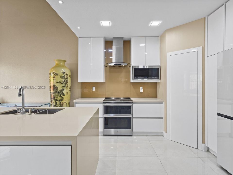 For Sale: $819,000 (3 beds, 3 baths, 2312 Square Feet)