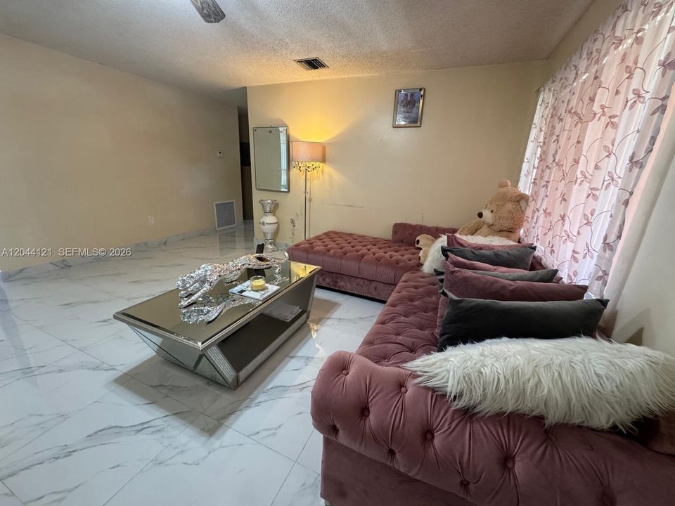 Под контрактом: $599,900 (4 спален, 4 ванн, 3121 Квадратных фут)