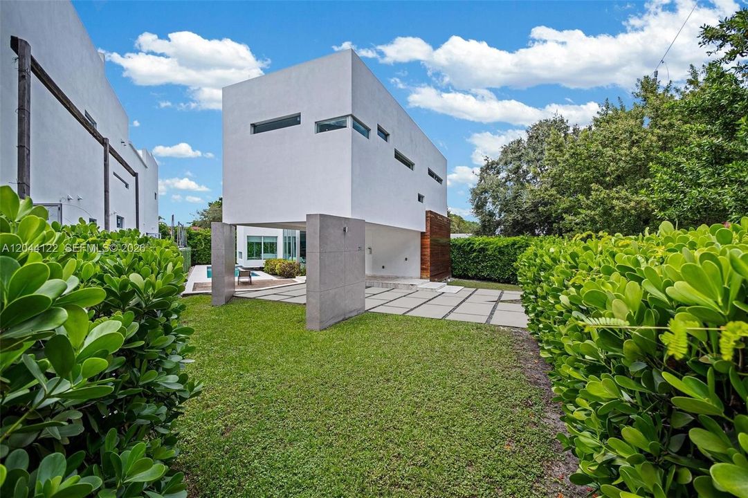 For Rent: $14,950 (3 beds, 3 baths, 3107 Square Feet)