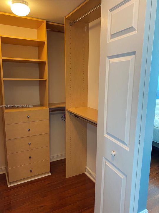 For Rent: $2,250 (1 beds, 1 baths, 915 Square Feet)