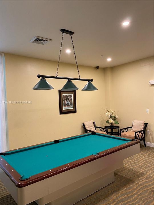 For Rent: $2,250 (1 beds, 1 baths, 915 Square Feet)
