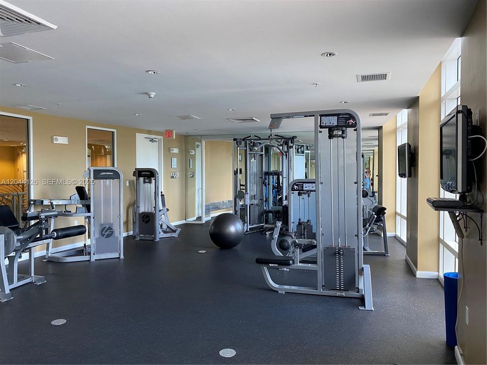 For Rent: $2,250 (1 beds, 1 baths, 915 Square Feet)