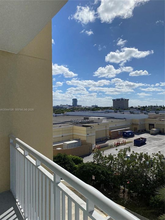 For Rent: $2,250 (1 beds, 1 baths, 915 Square Feet)
