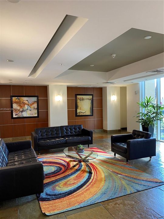 For Rent: $2,250 (1 beds, 1 baths, 915 Square Feet)