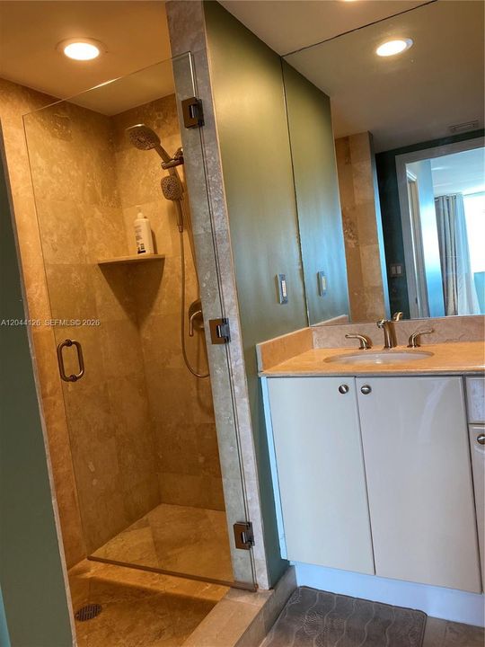 For Rent: $2,250 (1 beds, 1 baths, 915 Square Feet)