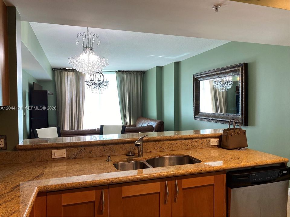 For Rent: $2,250 (1 beds, 1 baths, 915 Square Feet)