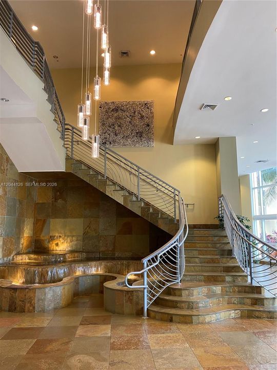For Rent: $2,250 (1 beds, 1 baths, 915 Square Feet)