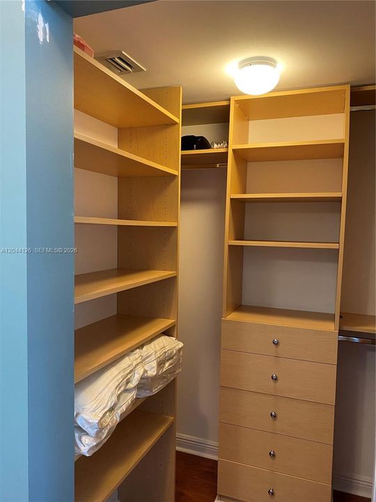 For Rent: $2,250 (1 beds, 1 baths, 915 Square Feet)