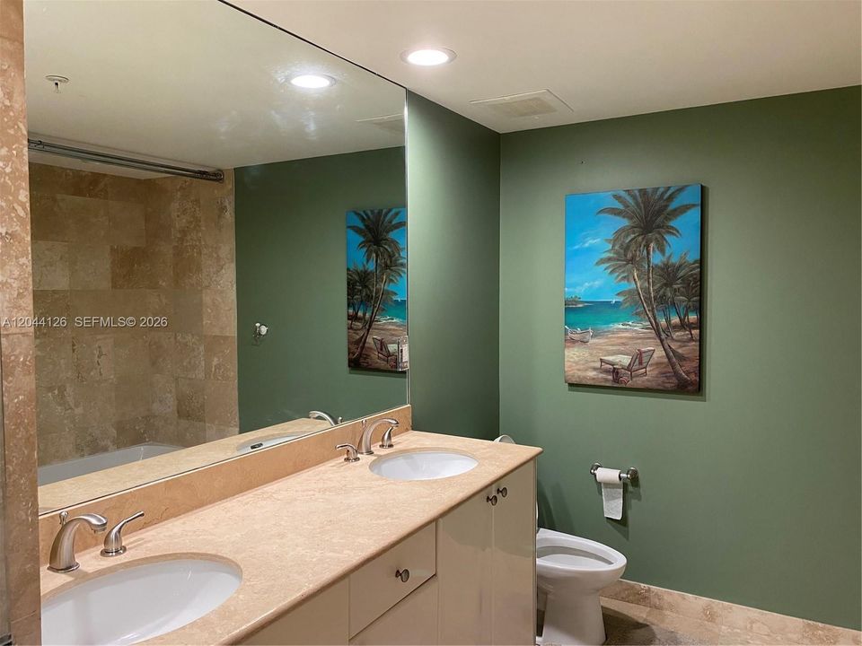 For Rent: $2,250 (1 beds, 1 baths, 915 Square Feet)