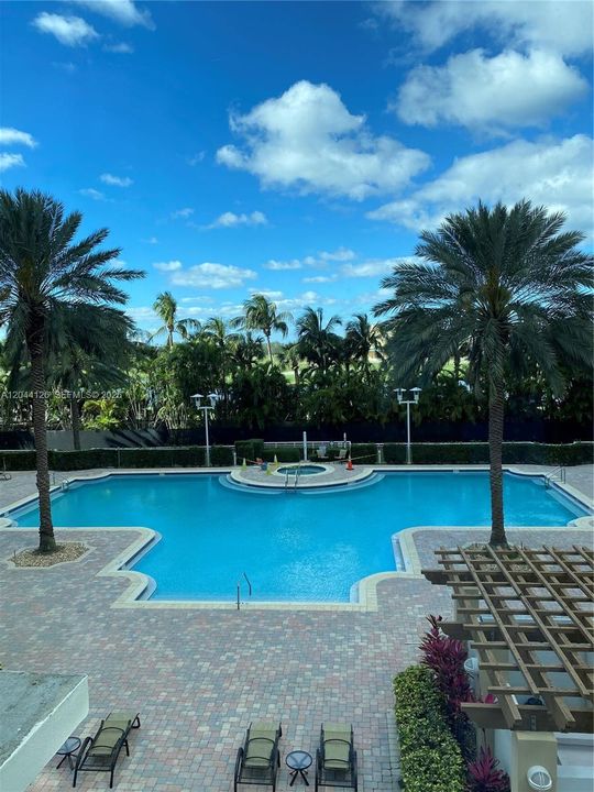 For Rent: $2,250 (1 beds, 1 baths, 915 Square Feet)