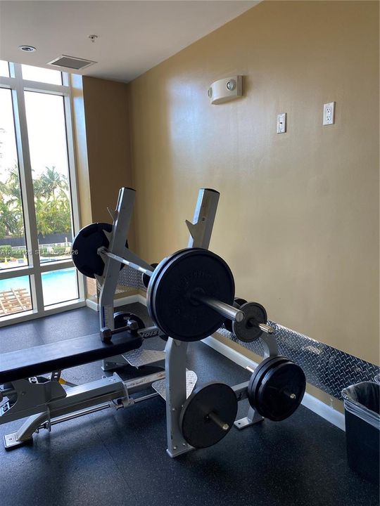 For Rent: $2,250 (1 beds, 1 baths, 915 Square Feet)