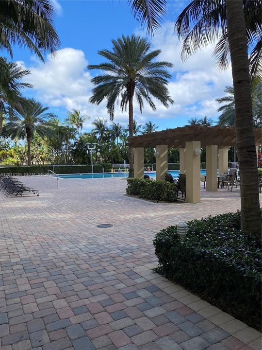 For Rent: $2,250 (1 beds, 1 baths, 915 Square Feet)