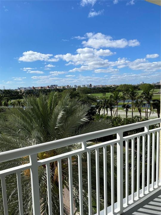 For Rent: $2,250 (1 beds, 1 baths, 915 Square Feet)