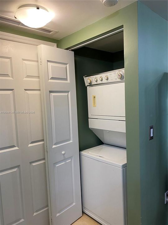 For Rent: $2,250 (1 beds, 1 baths, 915 Square Feet)