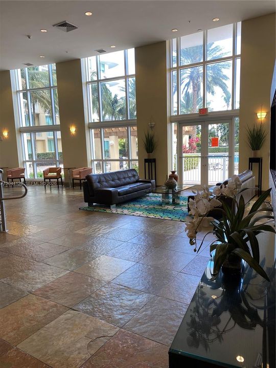 For Rent: $2,250 (1 beds, 1 baths, 915 Square Feet)
