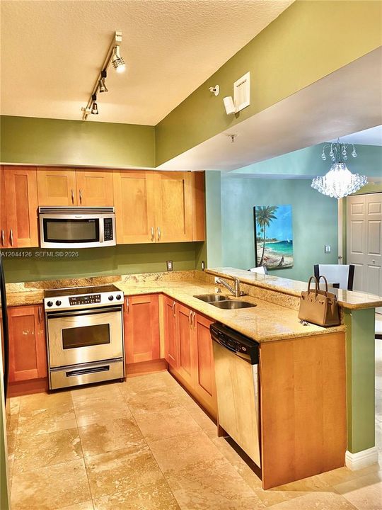 For Rent: $2,250 (1 beds, 1 baths, 915 Square Feet)