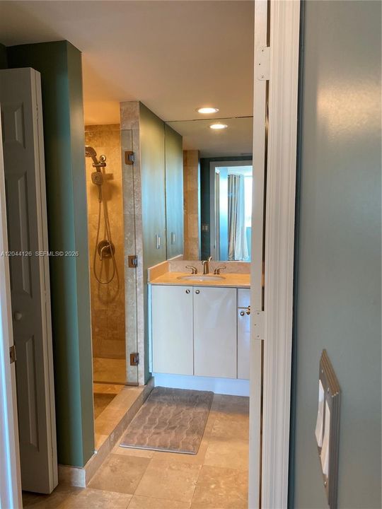 For Rent: $2,250 (1 beds, 1 baths, 915 Square Feet)