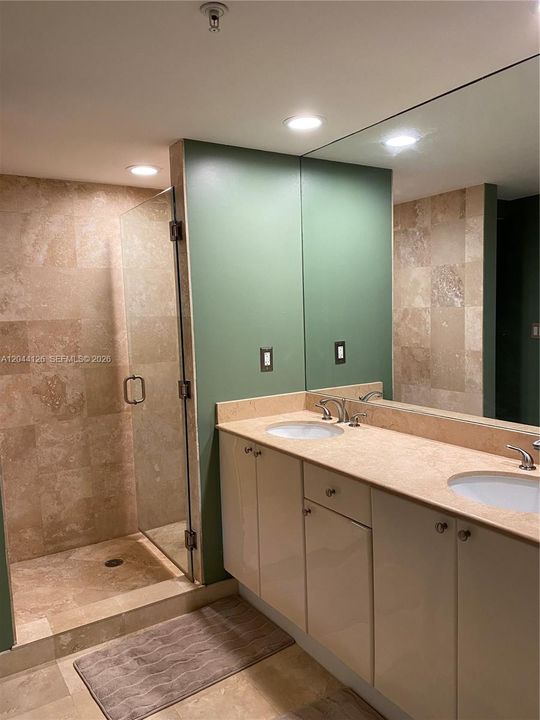 For Rent: $2,250 (1 beds, 1 baths, 915 Square Feet)