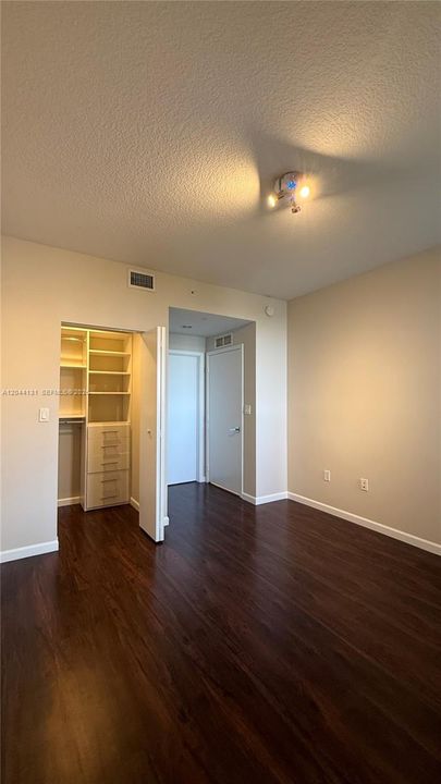 For Rent: $6,200 (3 beds, 3 baths, 1435 Square Feet)