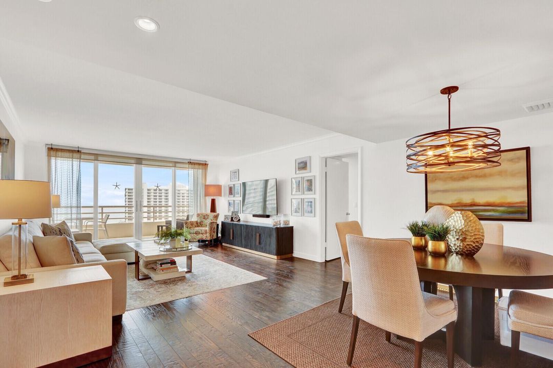 LIVING/ DINING ROOM