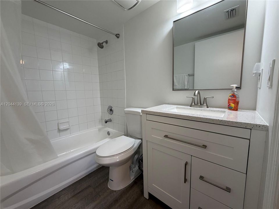 В аренду: $2,300 (2 спален, 2 ванн, 960 Квадратных фут)