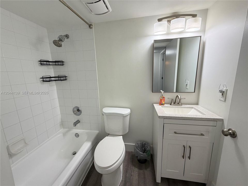 В аренду: $2,300 (2 спален, 2 ванн, 960 Квадратных фут)