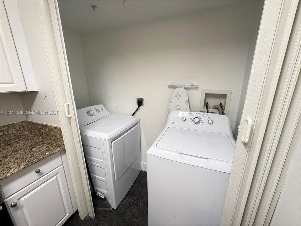 В аренду: $2,300 (2 спален, 2 ванн, 960 Квадратных фут)