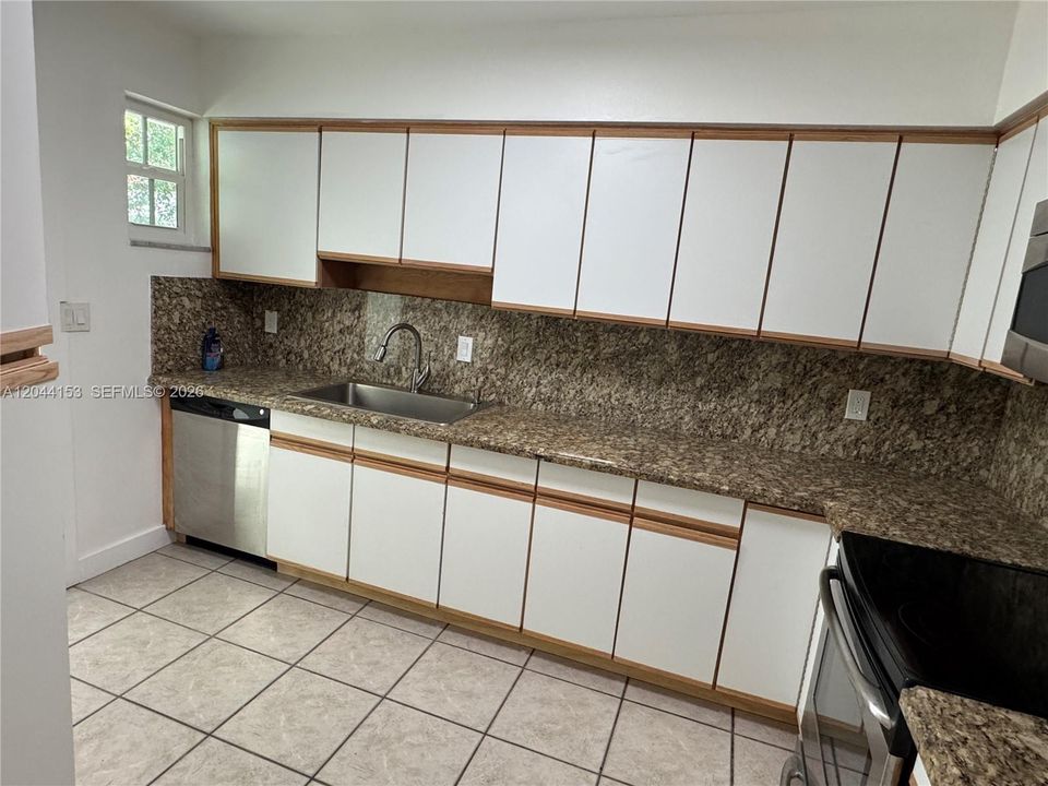 В аренду: $4,000 (2 спален, 2 ванн, 2412 Квадратных фут)