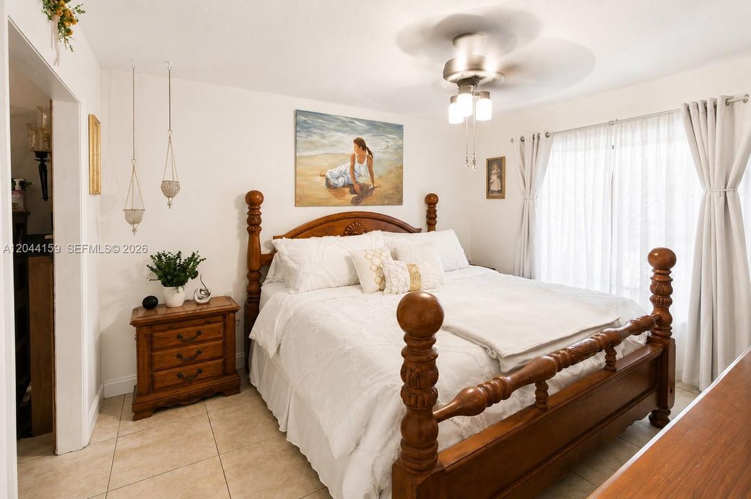 MAIN BEDROOM