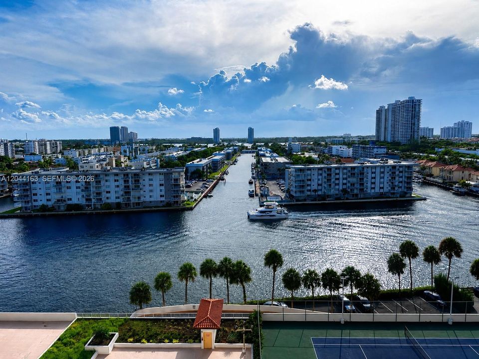For Rent: $2,750 (2 beds, 2 baths, 1008 Square Feet)