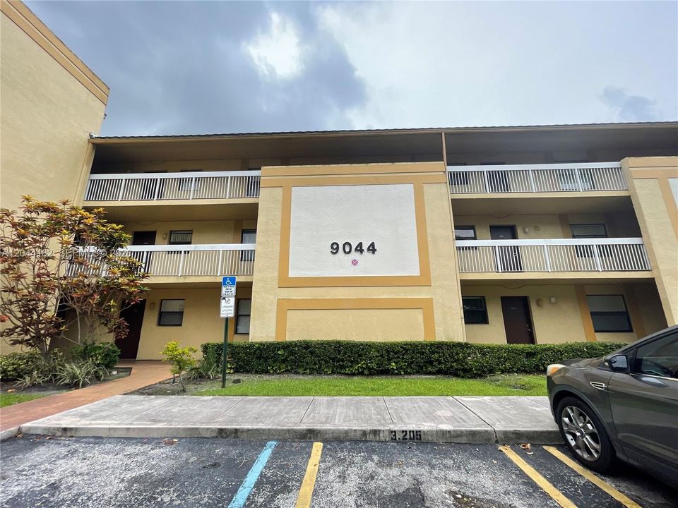 For Rent: $2,500 (3 beds, 2 baths, 1025 Square Feet)