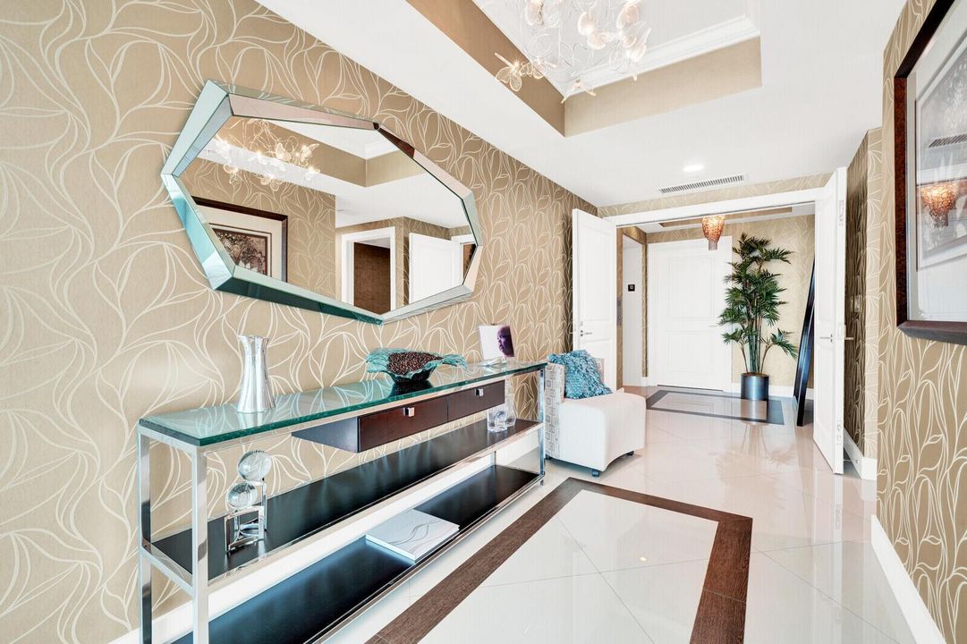 Plaza Oceanside condo 1007 pic 01