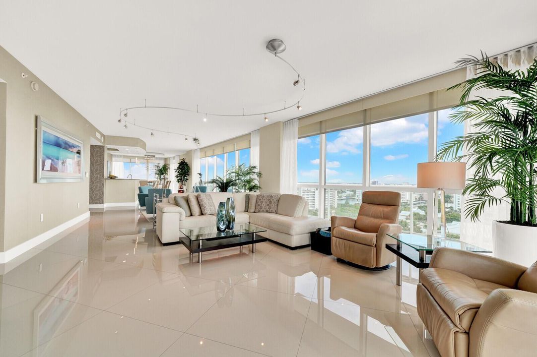 Plaza Oceanside condo 1007 pic 06