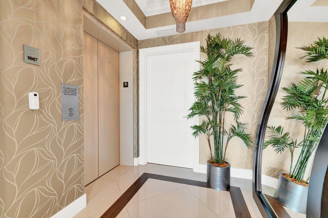 Plaza Oceanside condo 1007 pic 02
