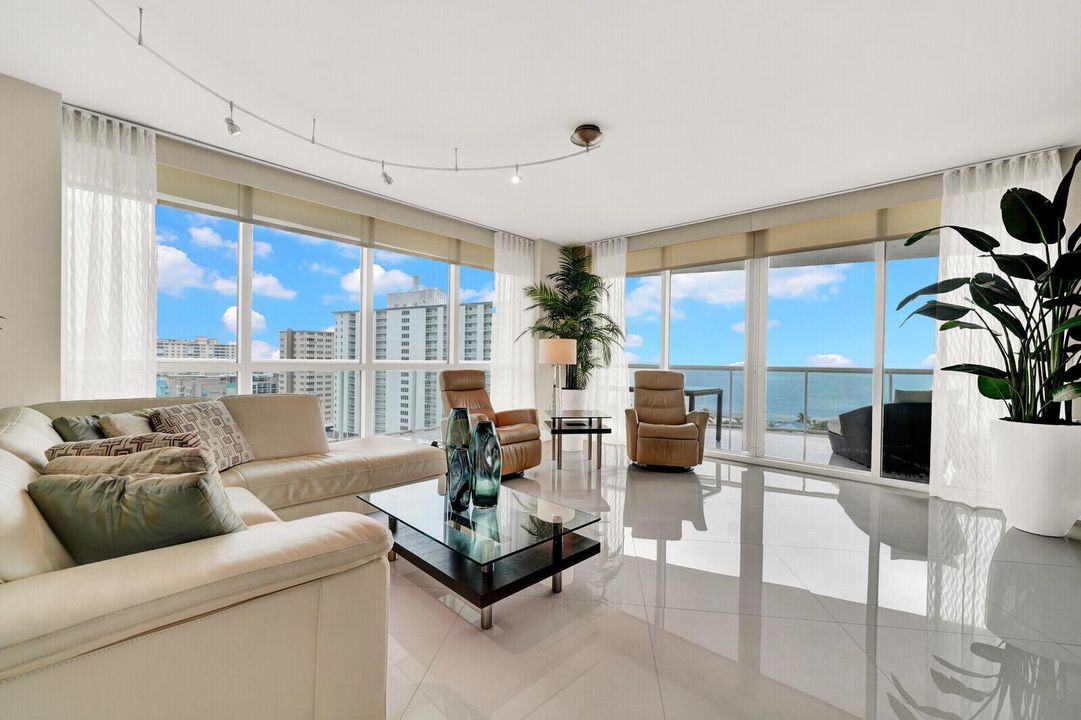 Plaza Oceanside condo 1007 pic 04