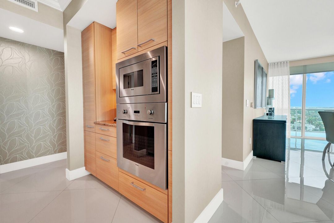 Plaza Oceanside condo 1007 pic 19