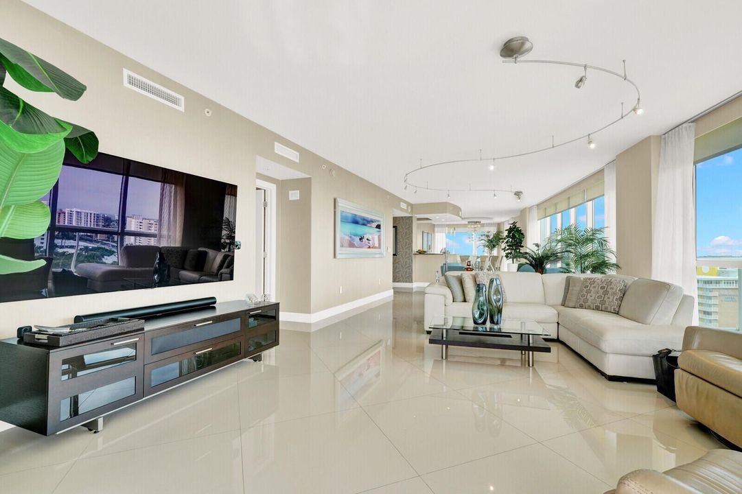 Plaza Oceanside condo 1007 pic 09